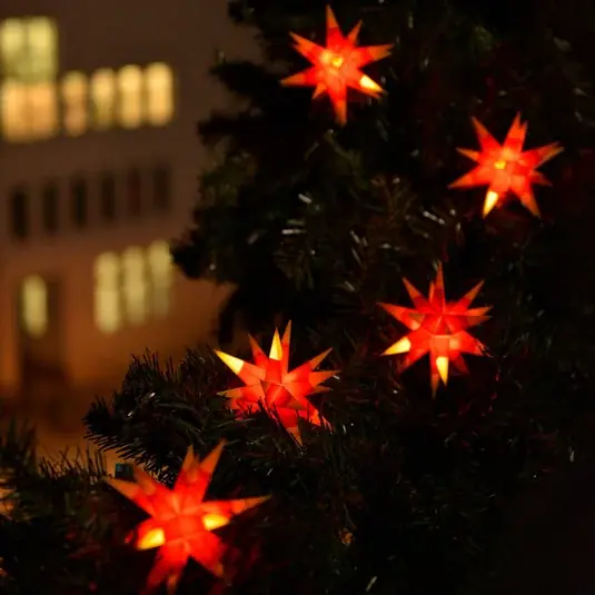 Tweekleurige LED lichtketting met 9 sterren in geel en rood