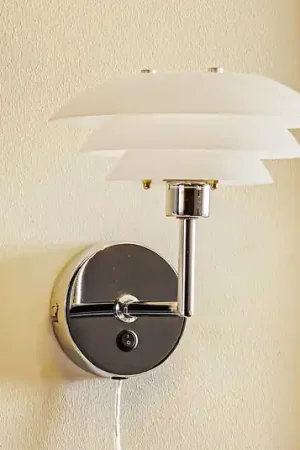 Dyberg Larsen DL20 wandlamp, glazen kap, chroom